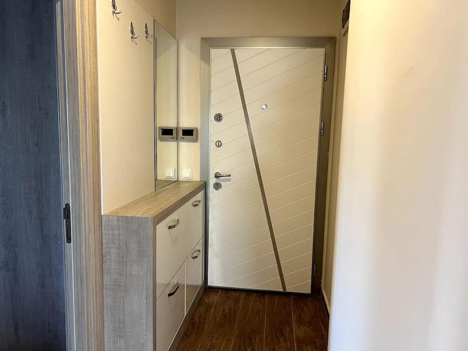 Apartment Spacious Flat Close To Erasta'8' *