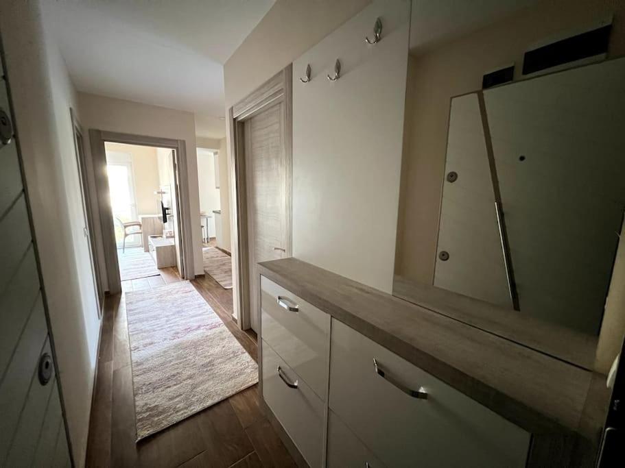Daire Spacious Flat Close To Erasta'8'
