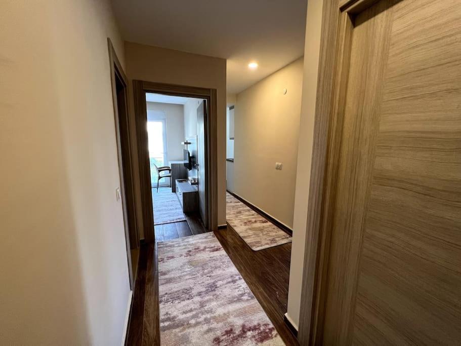 Spacious Flat Close To Erasta'8' Daire
